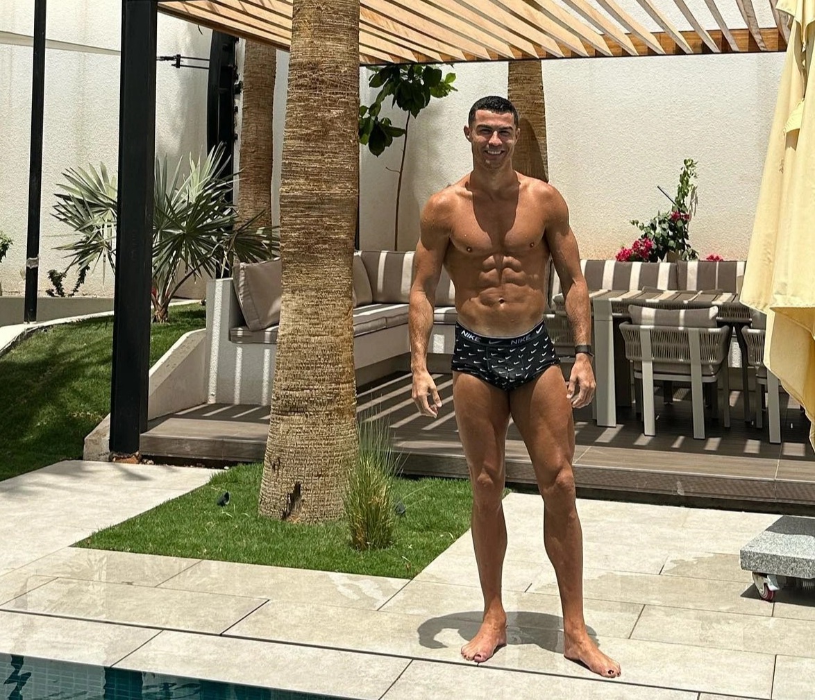 Cristiano Ronaldo showed off his aƄs as he enjoyed the sunshine