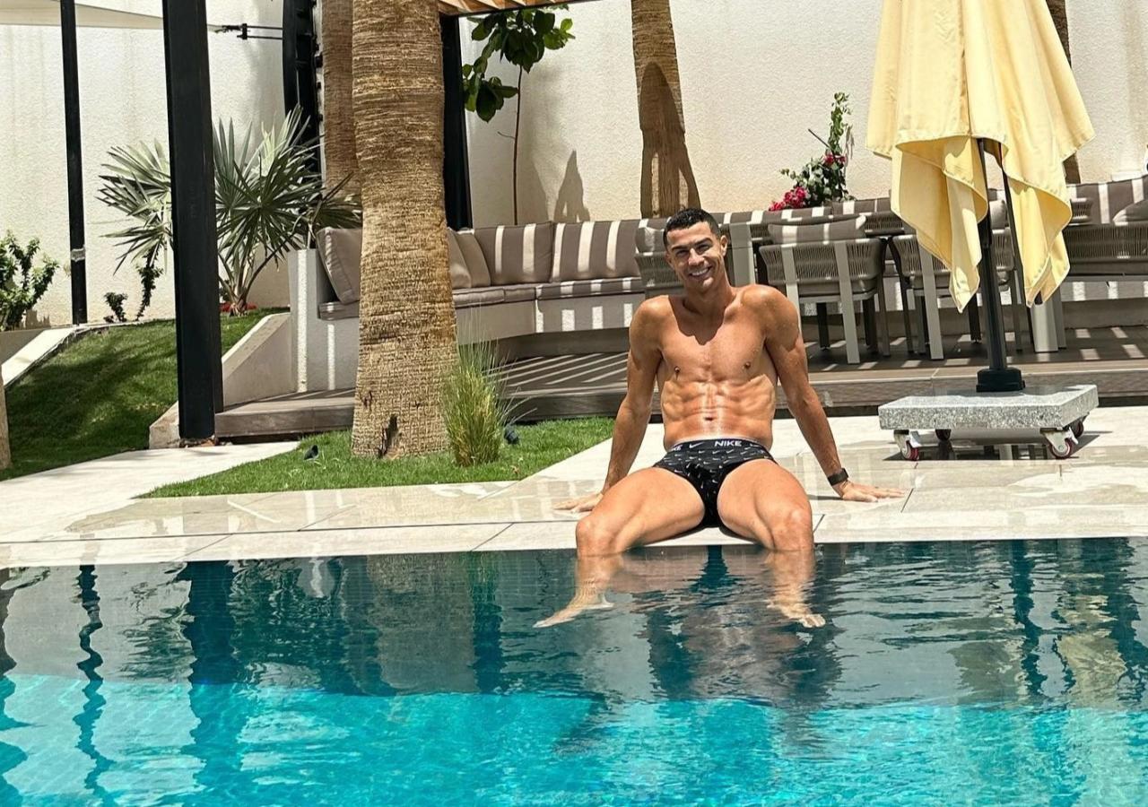 Ronaldo relaxed Ƅy the swiммing pool