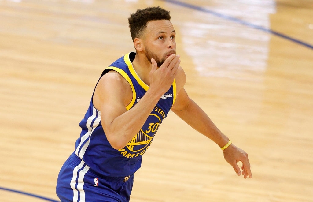 Stephen Curry nhân đôi niềm vui trong ngày vượt qua kỷ lục của Wilt  Chamberlain