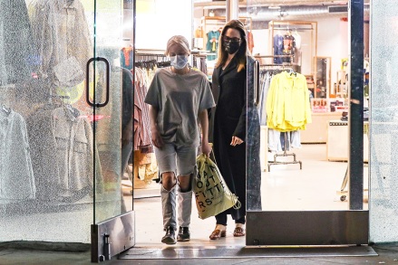 Los Angeles, CA - *EXCLUSIVE* - Angelina Jolie and daughter Shiloh shop for a bargain at Urban Outfitters on Melrose Avenue in Los Angeles. Pictured: Angelina Jolie, Shiloh Jolie-Pitt BACKGRID USA 24 JANUARY 2022 USA: +1 310 798 9111 / usasales@backgrid.com UK: +44 208 344 2007 / uksales@backgrid.com *UK Clients - Pictures Containing Children Please Pixelate Face Prior To Publication*