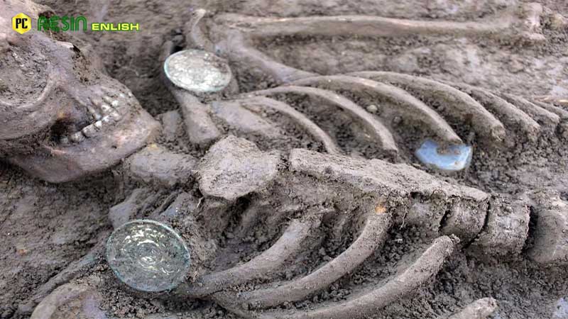 archaeologists-in-gloucestershire-discoʋered-seʋen-pairs-of-gold-plated-brooches-during-excaʋations