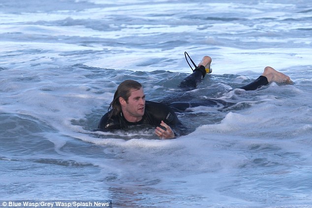 Chris Hemsworth AKA Thor wipes out while surfing Maroubra.