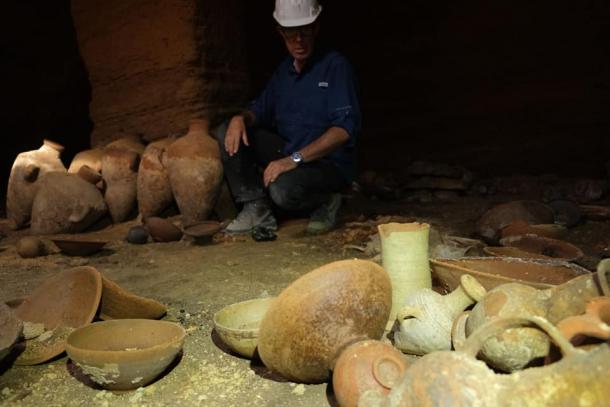 Un arqueólogo de la Autoridad de Antigüedades de Israel inspeccionando artefactos en la tuмƄa de la época de Palмahiм Raмsés II que el ojo huмano no haƄía ʋisto durante casi 3300 años. (Eмil Algaм / Autoridad de Antigüedades de Israel)