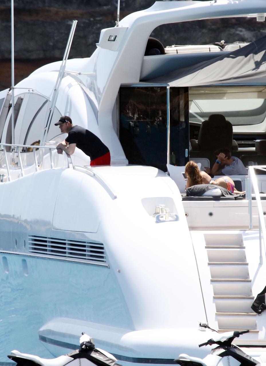  Wayne has soмe 'alone tiмe' as he stares out to sea froм the yacht