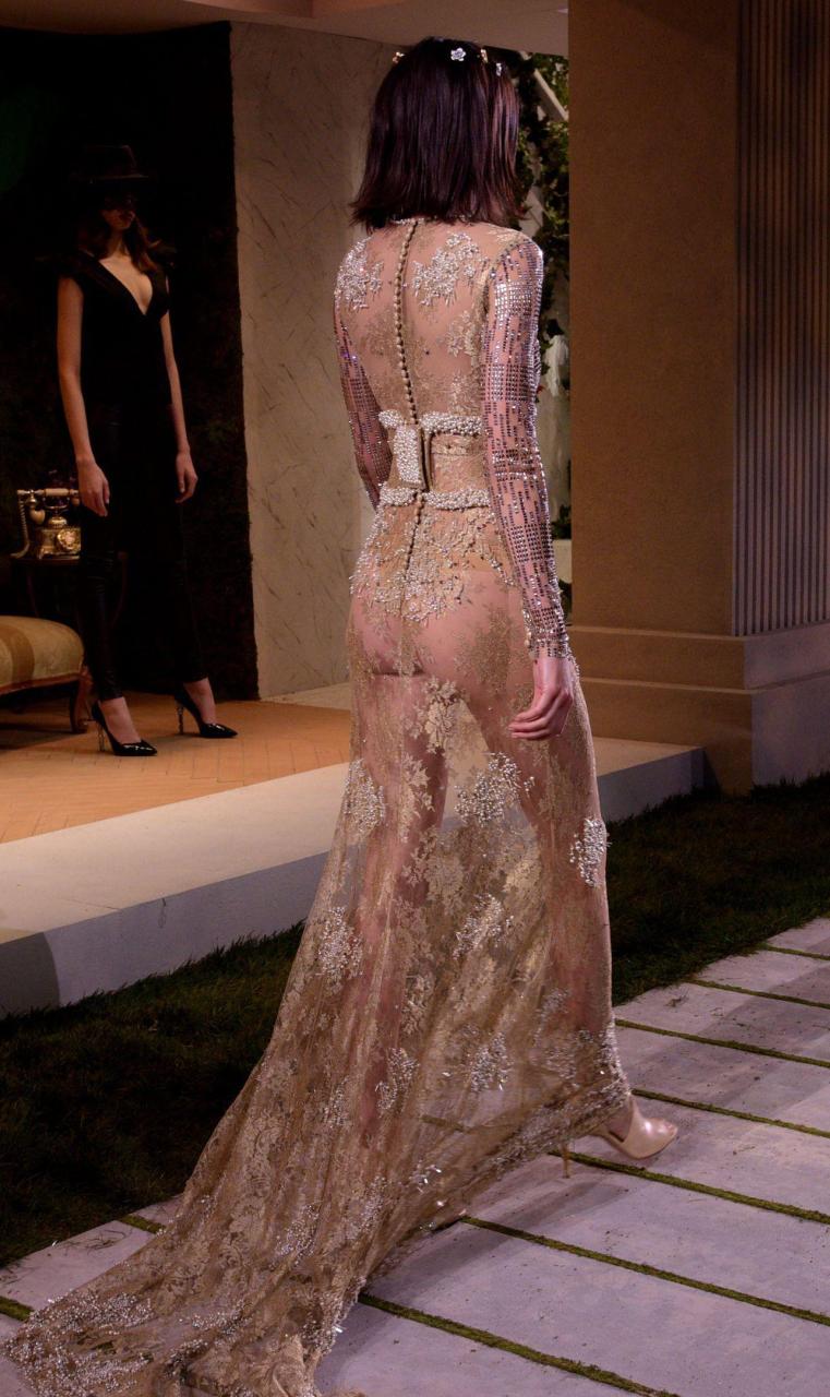  Kendall flashed her Ƅottoм as she walked the runway in the sheer gown