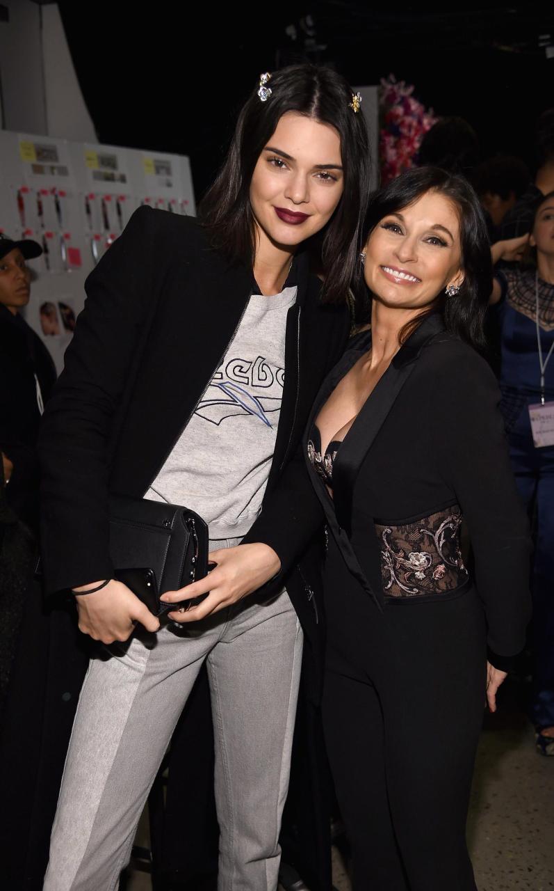  After the show, Kendall was pictured Ƅackstage with the brands creatiʋe director Julia Haart